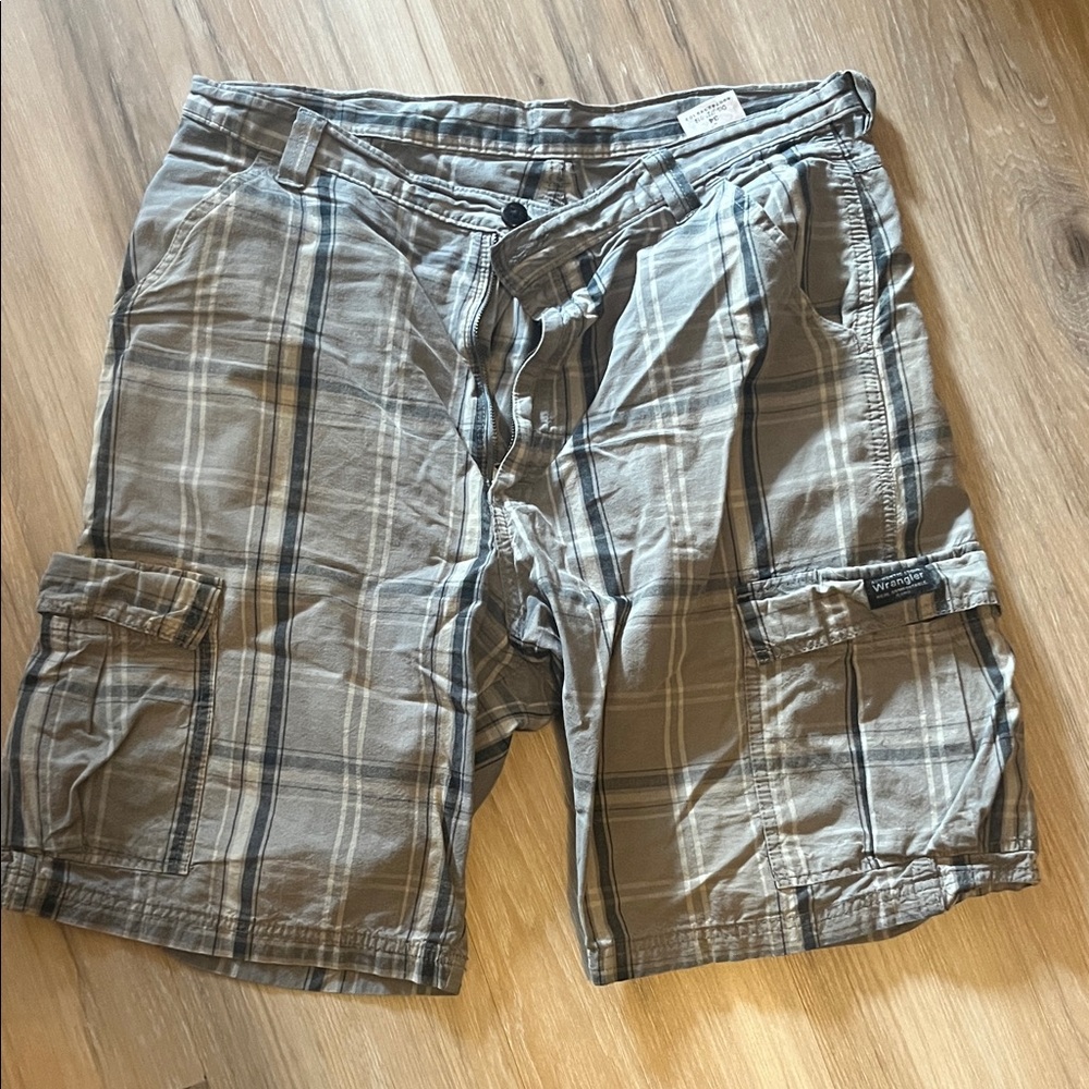 Wrangler Tan Plaid Cargo Shorts